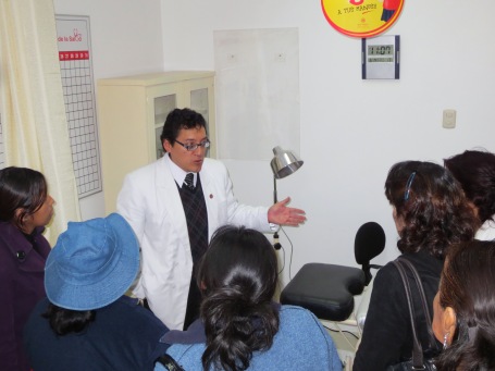 El Dr. Carlos Ponce León explica los servicios médicos que se ofrecen en las instalaciones del Club